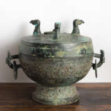 Archaistisches Deckelgefäß aus Bronze mit maskenförmigen Handhaben und Vogelkopfornamenten - Foto 3