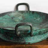 Archaistisches rituelles Bronze-Becken 'Pan' mit langer, zweispaltiger Inschrift - Foto 3