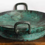 Archaistisches rituelles Bronze-Becken 'Pan' mit langer, zweispaltiger Inschrift - photo 3