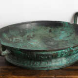 Archaistisches rituelles Bronze-Becken 'Pan' mit langer, zweispaltiger Inschrift - Foto 4