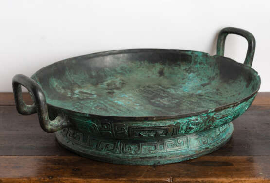 Archaistisches rituelles Bronze-Becken 'Pan' mit langer, zweispaltiger Inschrift - фото 4