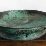 Archaistisches rituelles Bronze-Becken 'Pan' mit langer, zweispaltiger Inschrift - Foto 5