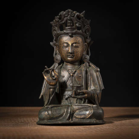 Bronzefigur eines sitzenden gekrönten Guanyin - Foto 1