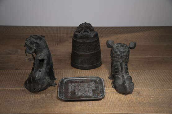 Glocke, inskribiertes Tablett und zwei Fo-Löwen aus Bronze - photo 3