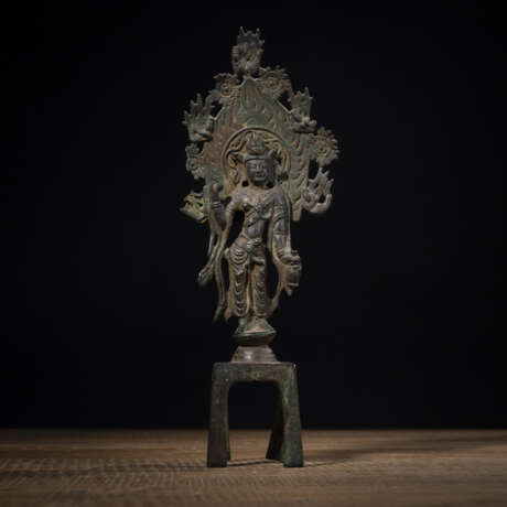 Stehende Guanyin auf vierfüßigem Podest mit flammender Mandorla und Inschrift - photo 1