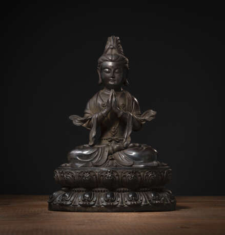 Feine Bronze des Guanyin auf einem Lotossockel - фото 1