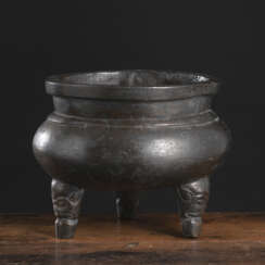 Kleiner Weihrauchbrenner aus Bronze auf drei Löwenmasken-Füßen