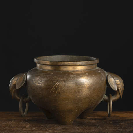 Dreibeiniger Weihrauchbrenner aus Bronze mit Silber-Einlagen und Elefantenkopf-Handhaben - Foto 1
