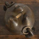 Dreibeiniger Weihrauchbrenner aus Bronze mit Silber-Einlagen und Elefantenkopf-Handhaben - photo 6