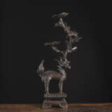 Zweiteiliger Kerzenleuchter aus Bronze in Form eines 'Qilin' auf einem Podest - photo 1