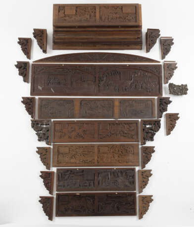 Konvolut von Holzpaneelen, einseitig geschnitzt in Relief, und Eckelementen, durchbrochen geschnitzt mir Drachendekor - фото 1