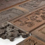Konvolut von Holzpaneelen, einseitig geschnitzt in Relief, und Eckelementen, durchbrochen geschnitzt mir Drachendekor - Foto 3