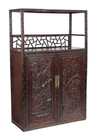 Zweitüriger Schrank mit Reliefdekor von Romanszenen auf den Türen, bambusförmigen Details und 'Cracked Ice'-Paneel - photo 1