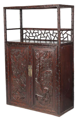Zweitüriger Schrank mit Reliefdekor von Romanszenen auf den Türen, bambusförmigen Details und 'Cracked Ice'-Paneel - Foto 2
