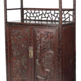 Zweitüriger Schrank mit Reliefdekor von Romanszenen auf den Türen, bambusförmigen Details und 'Cracked Ice'-Paneel - фото 2