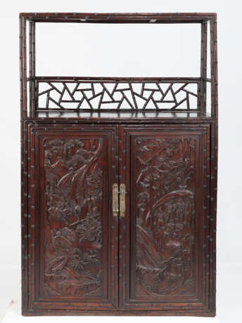 Zweitüriger Schrank mit Reliefdekor von Romanszenen auf den Türen, bambusförmigen Details und 'Cracked Ice'-Paneel - Foto 3