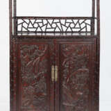 Zweitüriger Schrank mit Reliefdekor von Romanszenen auf den Türen, bambusförmigen Details und 'Cracked Ice'-Paneel - photo 3