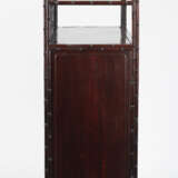 Zweitüriger Schrank mit Reliefdekor von Romanszenen auf den Türen, bambusförmigen Details und 'Cracked Ice'-Paneel - photo 5