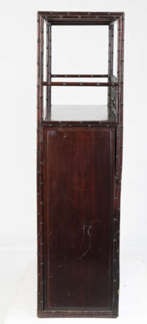 Zweitüriger Schrank mit Reliefdekor von Romanszenen auf den Türen, bambusförmigen Details und 'Cracked Ice'-Paneel - Foto 7