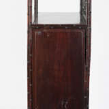 Zweitüriger Schrank mit Reliefdekor von Romanszenen auf den Türen, bambusförmigen Details und 'Cracked Ice'-Paneel - photo 7