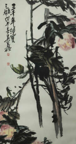 Druck mit Pfirsichen nach Wu Changshuo. Tusche und Farben auf Papier - Foto 1