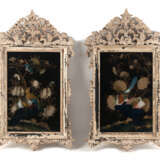 Paar Hinterglasmalereien mit Darstellungen von Vögeln, Chrysanthemen und Blütenzweigen in beschnitzten Rahmen - photo 1
