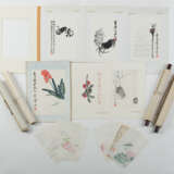 Vier Hängerollen mit Farbholzschnitten ('mu ban shui yin') von floralen Darstellungen nach Qi Baishi und Pan Tianshou und 16 Albumblätter bzw. Briefpapiere nach Qi Baishi - Foto 1