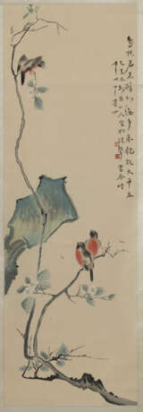 Hängerolle mit Farbholzschnitt ('mu ban shui yin') von Drei Singvögeln auf blühendem Zweig - Foto 1