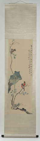 Hängerolle mit Farbholzschnitt ('mu ban shui yin') von Drei Singvögeln auf blühendem Zweig - Foto 2