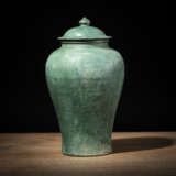 Grün glasierte Deckelvase aus Tonware im Ming-Stil - photo 1