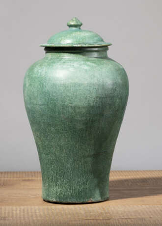 Grün glasierte Deckelvase aus Tonware im Ming-Stil - фото 2