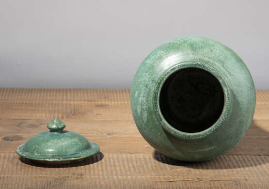 Grün glasierte Deckelvase aus Tonware im Ming-Stil - фото 3