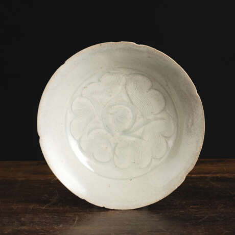 Kleine, flache blütenförmige Schale aus 'Qingbai'-Ware - фото 1