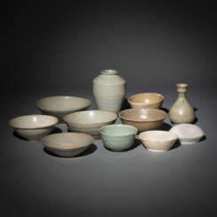 Gruppe von Schalen und Vasen aus monochrom, teils Seladon-glasierter Keramik