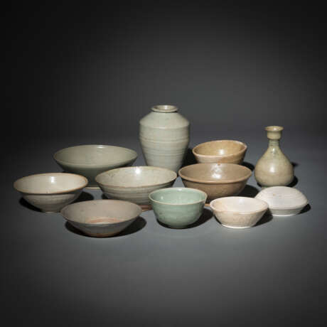 Gruppe von Schalen und Vasen aus monochrom, teils Seladon-glasierter Keramik - photo 1