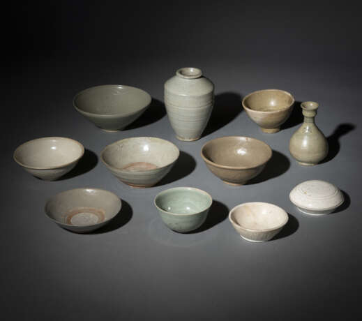 Gruppe von Schalen und Vasen aus monochrom, teils Seladon-glasierter Keramik - photo 2