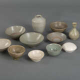 Gruppe von Schalen und Vasen aus monochrom, teils Seladon-glasierter Keramik - фото 3