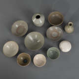 Gruppe von Schalen und Vasen aus monochrom, teils Seladon-glasierter Keramik - фото 4