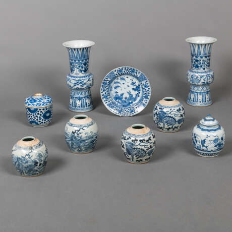 Vier Schultertöpfe, zwei Deckeldosen, zwei gu-förmige Vasen und ein Teller aus blau-weiß dekoriertem Porzellan - фото 1