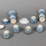Vier Schultertöpfe, zwei Deckeldosen, zwei gu-förmige Vasen und ein Teller aus blau-weiß dekoriertem Porzellan - фото 3