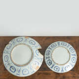 Zwei 'Kraak'-Porzellanteller mit unterglasurblauem Floraldekor - photo 2