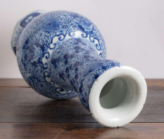 Porzellanvase mit unterglasurblauem Vogel- und Floraldekor - фото 6