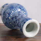 Porzellanvase mit unterglasurblauem Vogel- und Floraldekor - photo 6