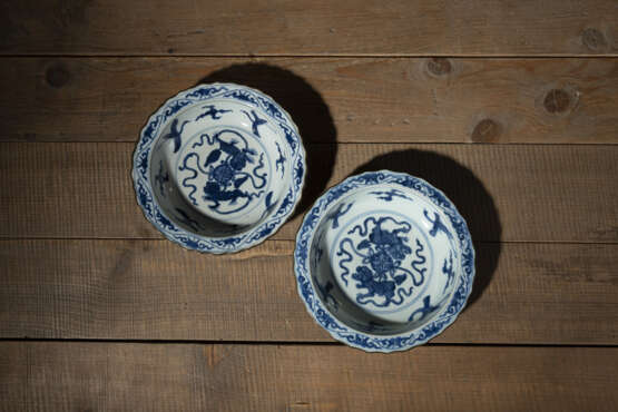 Zwei blütenförmige Teller aus Porzellan mit unterglasurblauem Dekor mythischer Kreaturen und Metallmontierung - Foto 2