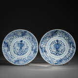 Paar Teller aus Porzellan mit unterglasurblauem Phönixdekor - photo 1