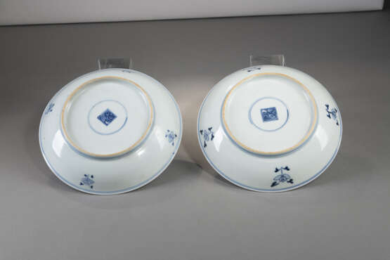 Paar Teller aus Porzellan mit unterglasurblauem Phönixdekor - photo 3