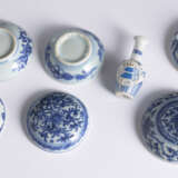 Drei Siegellack-Dosen und eine Miniaturvase aus unterglasurblau dekoriertem Porzellan - photo 3