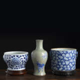 Vase mit Seladon-Glasur, Cachepot und Jardinière aus Porzellan mit unterglasurblauem floralem Dekor - photo 1