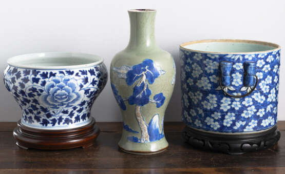 Vase mit Seladon-Glasur, Cachepot und Jardinière aus Porzellan mit unterglasurblauem floralem Dekor - photo 2