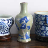 Vase mit Seladon-Glasur, Cachepot und Jardinière aus Porzellan mit unterglasurblauem floralem Dekor - photo 2